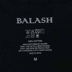 メンズファッションブランドBALASHのTシャツを着た男性