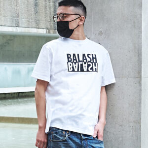 メンズファッションブランドBALASHのTシャツを着た男性